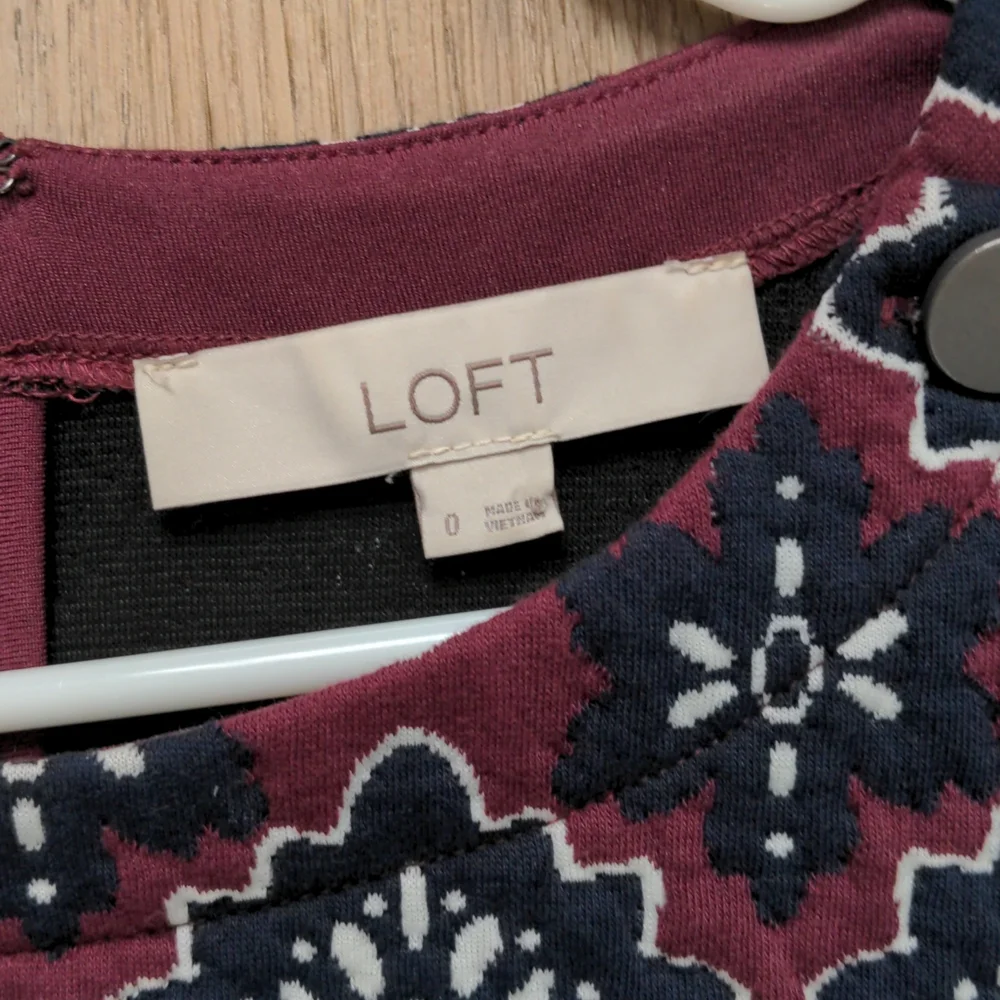 LOFT Burgundy+Navy Jacquard Shift Dress In Size 0 - Picture 5 of 6